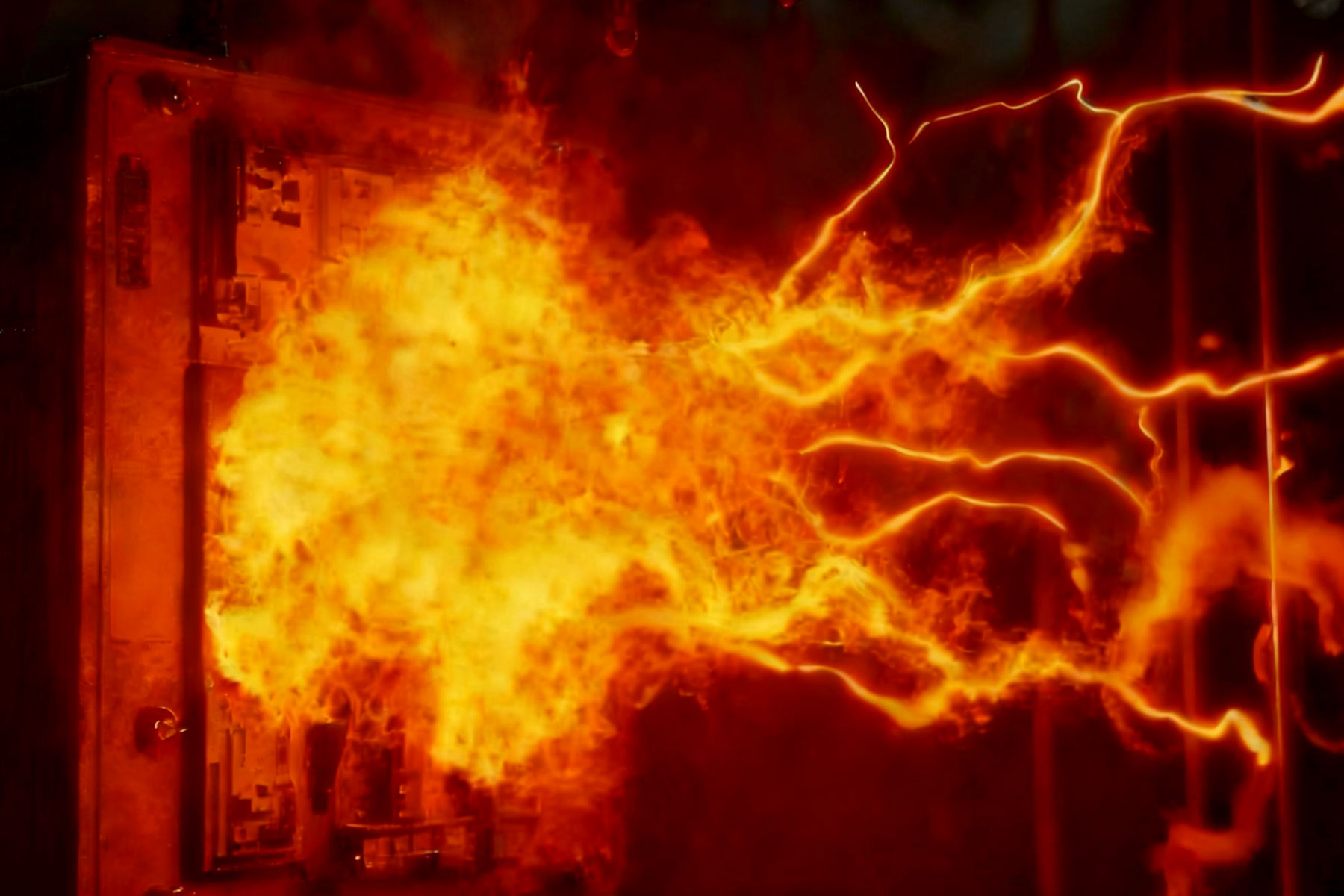 Welche Lichtbogenrisiken sind mit dem Wechsel von Kondensatorbänken verbunden und wie können sie gemindert werden?