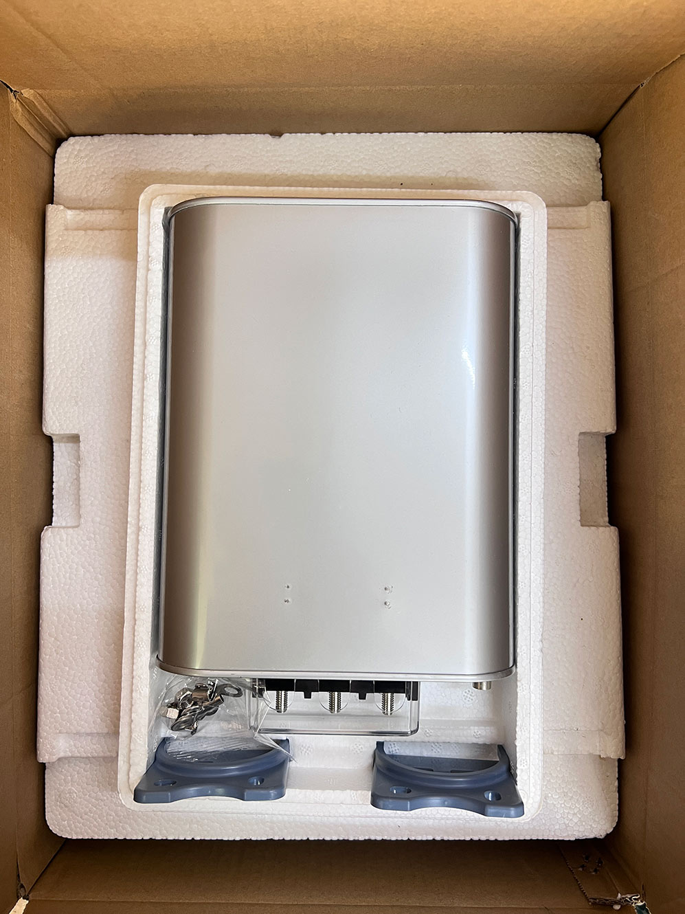 Was sind die wesentlichen Prüfungen bei der Inbetriebnahme neuer Kondensatoren vor Ort?